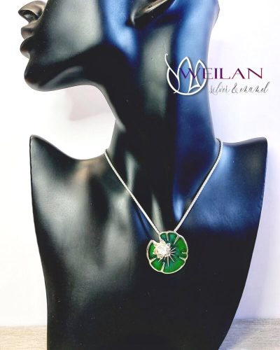 Nymphaea / Tündérrózsa ezüst tűzzománc medál viselése