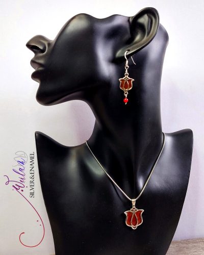 Tradició - Matyó - tulipán ezüst tűzzománc szett viselése