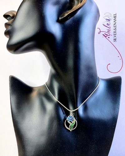 Flora - Liliom ezüst tűzzománc kismedál viselése