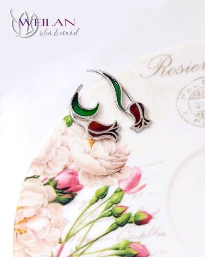 Virágszálam - aszimmetrikus, stiftes ezüst tűzzománc fülbevaló