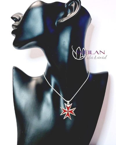 Máltai kereszt - ezüst tűzzománc medál viselése