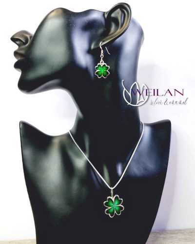 Négylevelű lóhere ezüst tűzzománc szett viselése