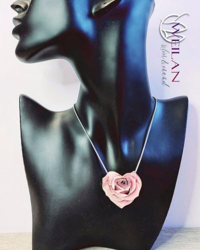 Rózsaszív ezüst tűzzománc medál viselése