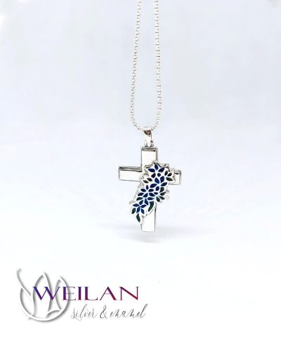 Tűzzománcozott virágfüzérrel díszített ezüst kereszt medál