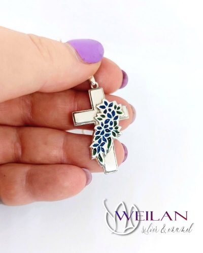 Tűzzománcozott virágfüzérrel díszített ezüst kereszt medál