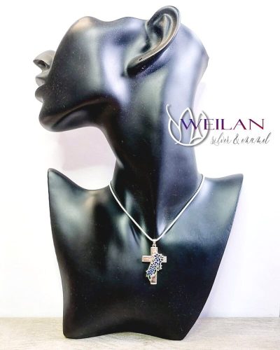 Tűzzománcozott virágfüzérrel díszített ezüst kereszt medál viselése