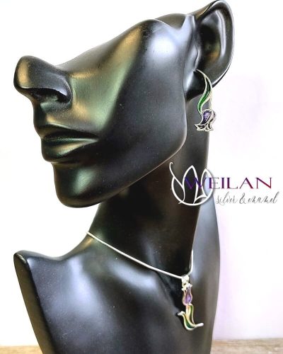 Virágszálam aszimmetrikus ezüst tűzzománc fülbevaló viselése