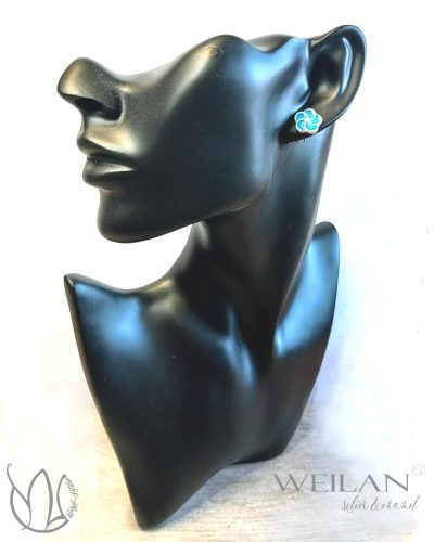 Karnevál - Virág ezüst tűzzománc fülbevaló viselése