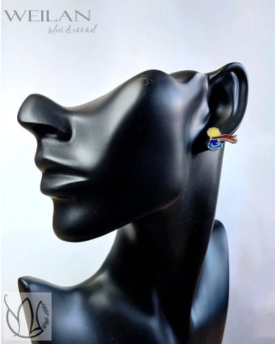 A kis herceg, aszimmetrikus ezüst tűzzománc fülbevaló viselése