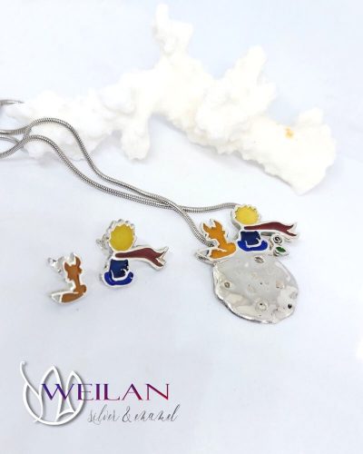 A kis herceg - piros sállal - ezüst tűzzománc szett