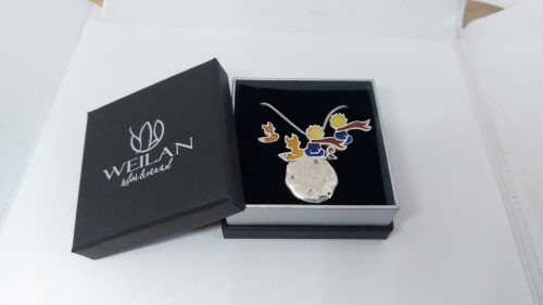 A kis herceg - piros sállal - ezüst tűzzománc szett Weilan díszdobozban