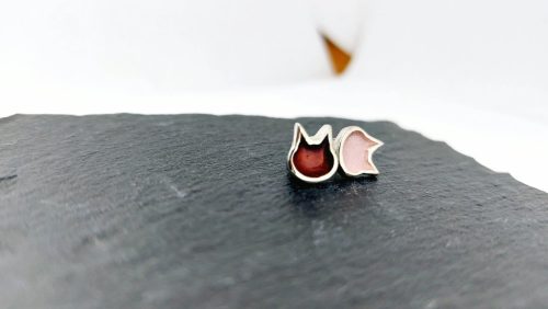 Karnevál - Aszimmetrikus cicafej ezüst tűzzománc fülbevaló