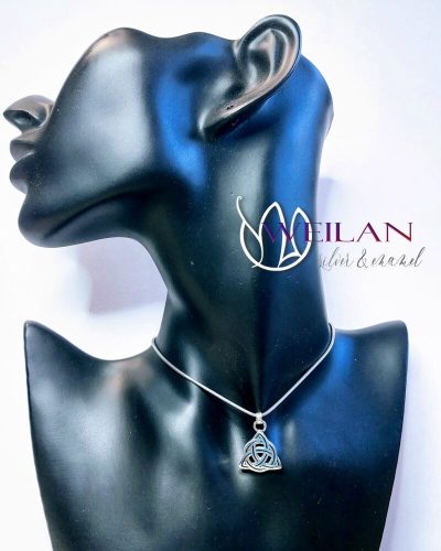 Trinity ezüst tűzzománc kismedál viselése