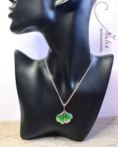 Leaf - Ginkgo Biloba - ezüst tűzzománc medál viselése