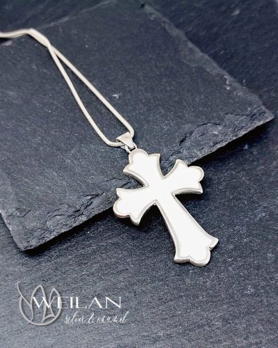 Liliomvégű latin kereszt - ezüst tűzzománc medál (fehér)