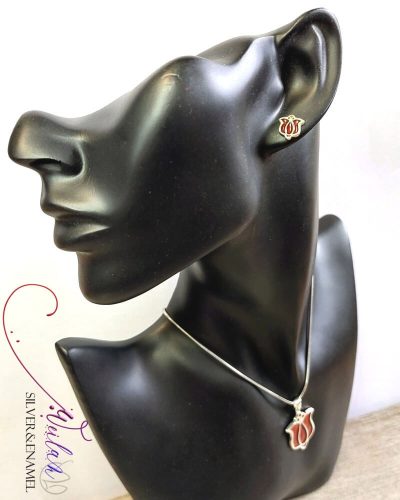 Tradició - Matyó - Tulipán ezüst tűzzománc fülbevaló viselése