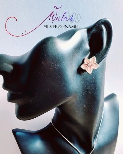 Flora - Cseresznyevirág ezüst tűzzománc pöttyfülbevaló viselése