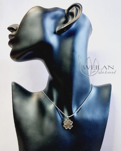 Négylevelű lóhere ezüst medál viselése