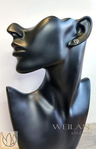 Karnevál - Aszimmetrikus cicafej és cicatalp ezüst tűzzománc fülbevaló viselés