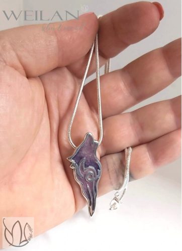 Edda - Fenrir farkas - ezüst tűzzománc medál lila kézben