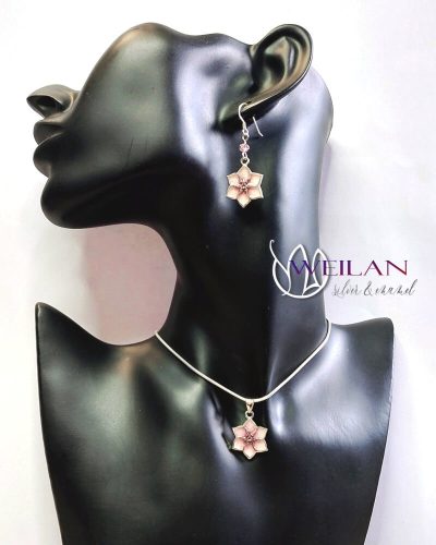 Clematis ezüst tűzzománc medál viselése