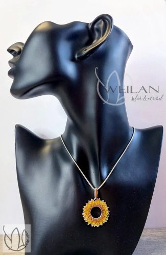 Napraforgóvirág ezüst tűzzománc medál viselése