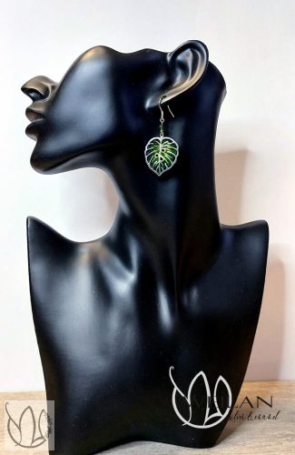 Leaf - Filodendron, monstera ezüst ajour tűzzománc fülbevaló viselése