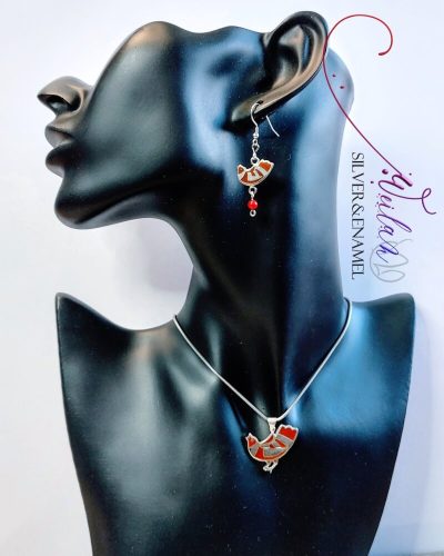 Tradició - Mesemadár ezüst tűzzománc szett viselése