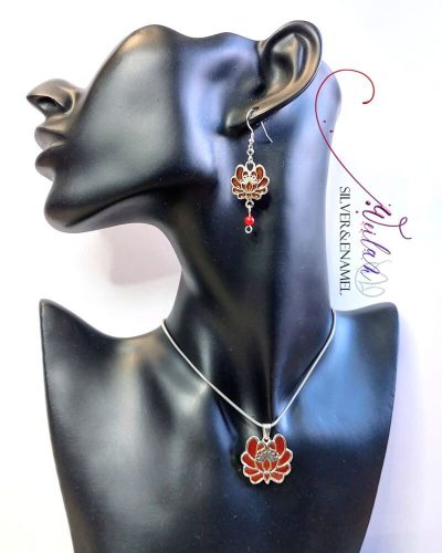 Tradició - Kalocsai - Rózsa ezüst tűzzománc szett viselése