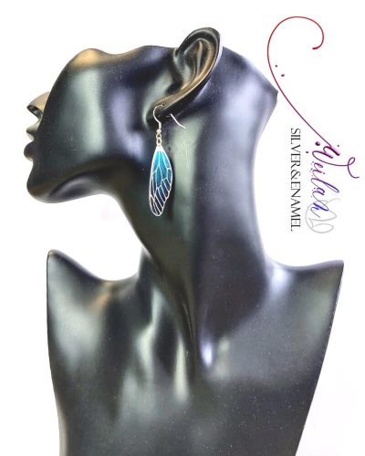 Wings - Dragonfly - ezüst ajour tűzzománc fülbevaló viselése