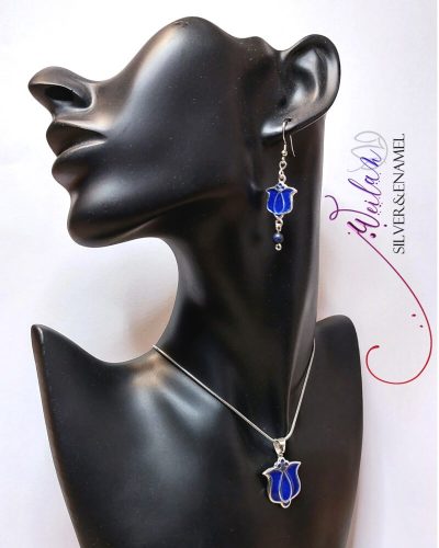 Tradició - Matyó - Tulipán ezüst tűzzománc szett viselése