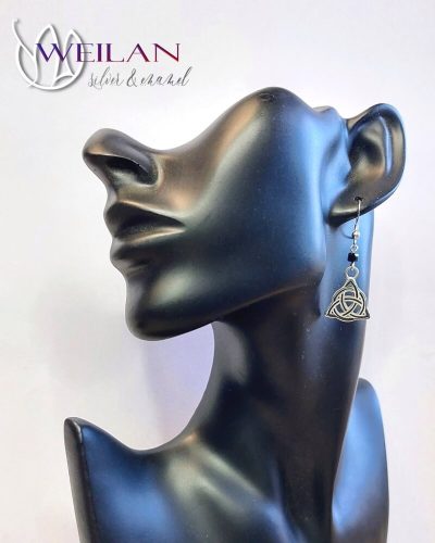 Trinity ezüst tűzzománc fülbevaló viselése